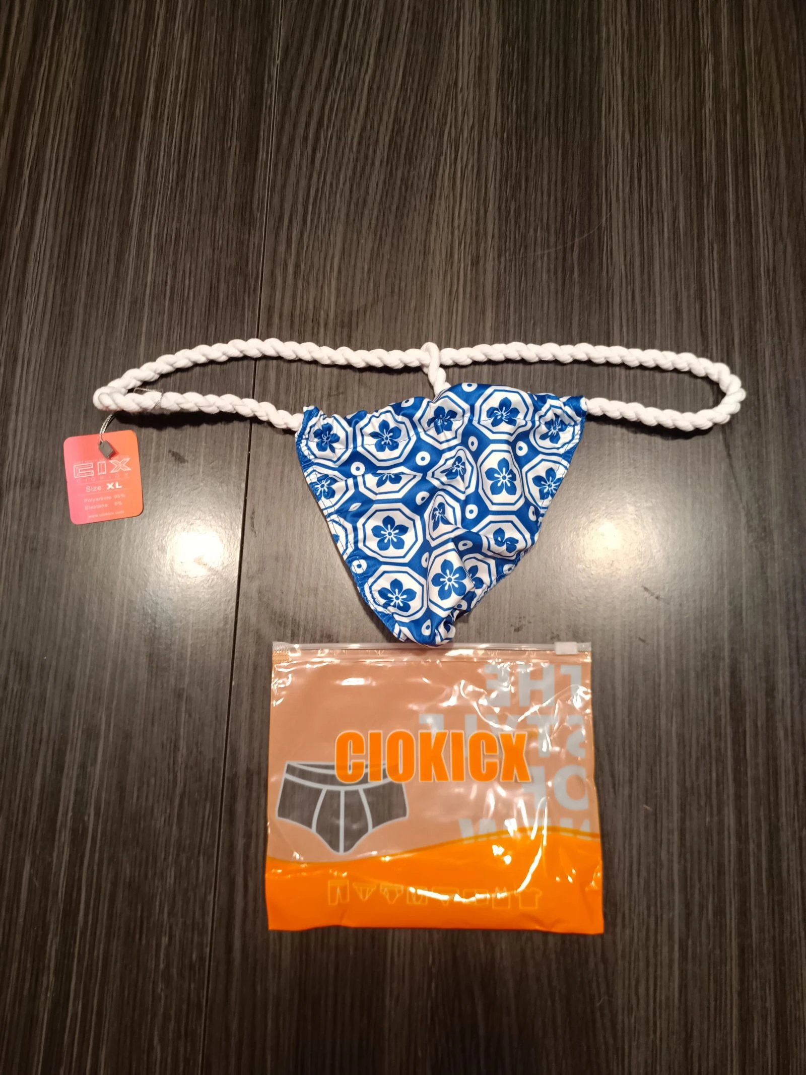 String corde motif floral homme